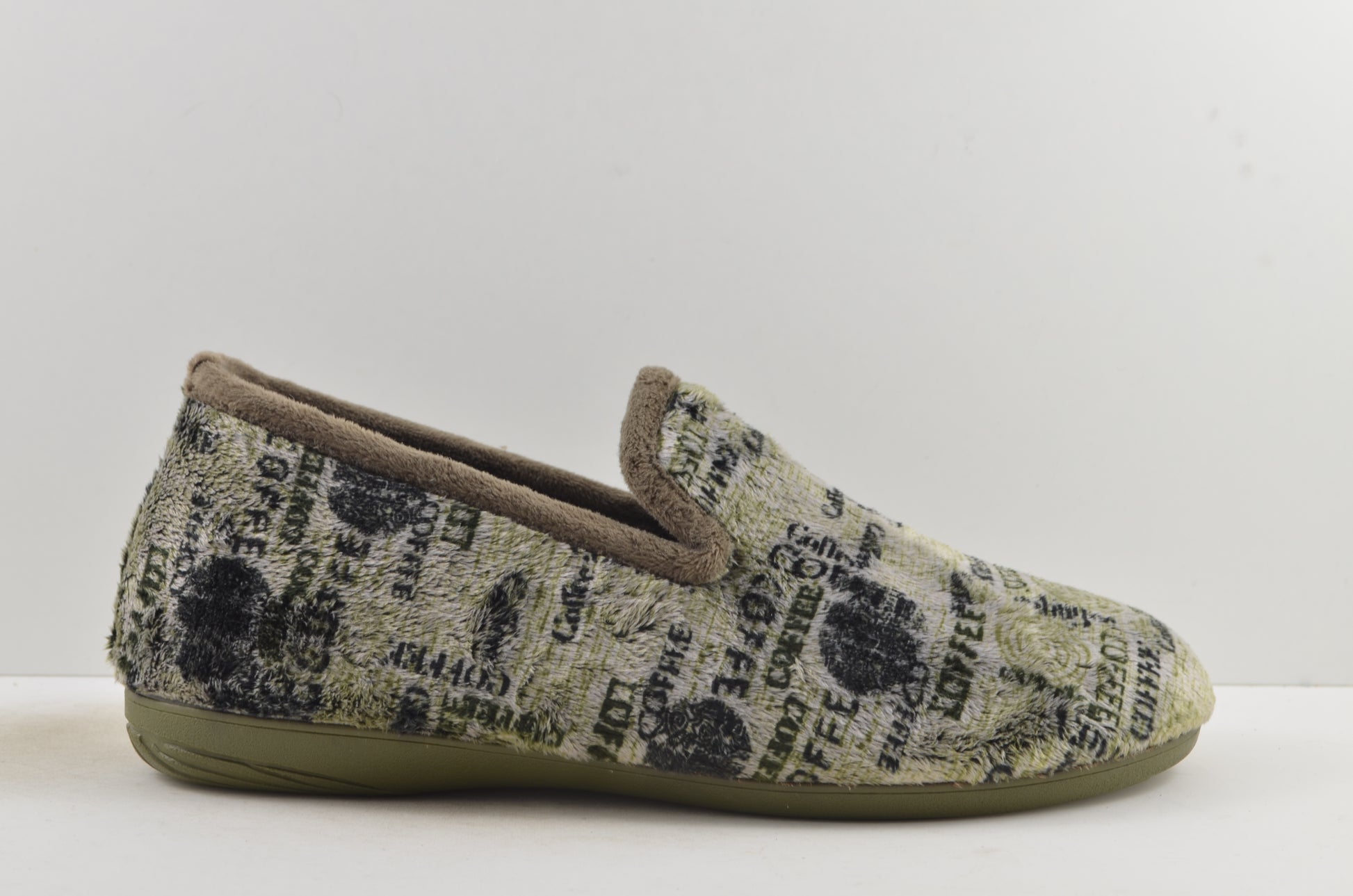 Zapatillas de casa cerrada hombre 13717.2 EDU KAKI